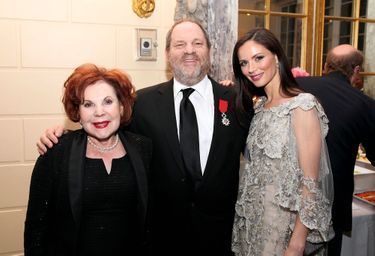 Avec sa mère Miriam et son épouse Georgina Chapman, il fête sa Légion d’honneur au consulat général de France à New York, le 4 avril 2012.