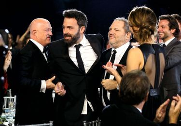 En janvier 2013, avec l’acteur et réalisateur Ben Affleck ainsi que l’acteur Bradley Cooper (à dr.), aux Critics’ Choice Movie Awards, à Santa Monica