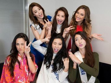 En rouge, à droite, Charlotte Pirroni en compagnie de quelques autres Miss, dont Miss Japon et Miss Chine au premier rang.
