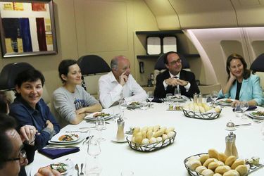 Le 27 février 2015, fans l'avion présidentiel à destination des Philippines pour défendre le climat: François Hollande entouré par Laurent Fabius et Ségolène Royal, et des actrices Marion Cotillard et Mélanie Laurent.