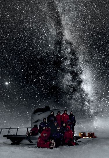 Un après-midi en hiver dans l’Antarctique. Au-dessus de l’équipe, dans l’atmosphère fine et sèche du pôle, la Voie lactée et des milliards d’étoiles.