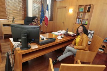 Marie-Augustine et Laura Flessel dans le bureau de la ministre des Spots, le 10 octobre 2017.