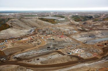 Les mines à ciel ouvert elles gangrènent la forêt boréale de l’Alberta où elles se succèdent le long de la rivière Athabasca, près de Fort McMurray. Les déchets toxiques sont stockés dans des étangs.