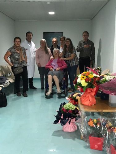 A Créteil, mardi 27 septembre, le dernier jour du Dr Villafane dans le service de neurologie. Le médecin est entouré de patients venus (parfois de loin), avec des bouquets de fleurs, pour le remercier.