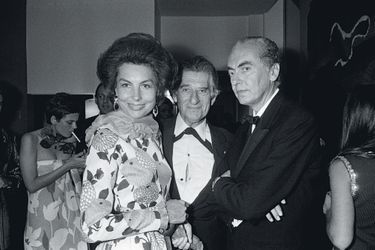 Avec son mari, André, à droite, et le mécène Paul-Louis Weiller, lors du concert de Marlene Dietrich à l’Espace Pierre Cardin, le 20 juin 1973.