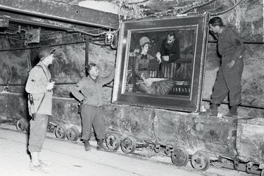 Des soldats de l’armée américaine découvrent un tableau de Manet, "Dans le jardin d'hiver", dans la mine de sel de Merkers, en Thuringe.
