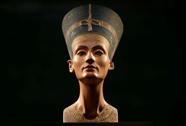 Le magnifique buste de Nefertiti au Neues Museum à Berlin.