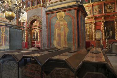Les tombeaux des 47 tsars au rez-de-chaussée de la cathédrale de l'Archange-Saint-Michel. Ceux des impératrices sont au sous-sol.