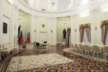 Dans ce salon, Poutine reçoit les grands de ce monde.
