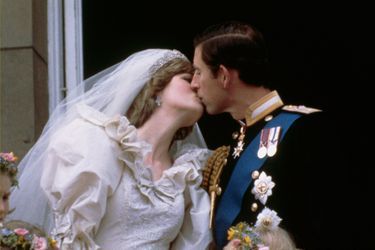 Le prince Charles embrasse sa jeune épousée, Diana.