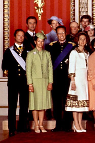 Au 1er rang : le roi Carl XVI Gustaf de Suède et la reine Silvia, le roi des Belges Baudouin et la reine Fabiola. Au 2e rang : le prince consort Henrik et la reine Margrethe II de Danemark, le roi Olaf V de Norvège.