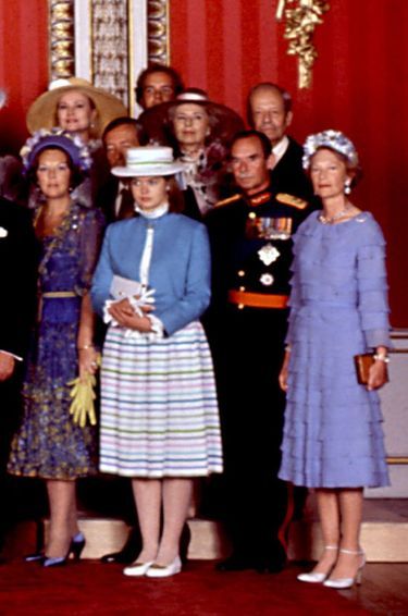 Au 1er rang: la reine Beatrix des Pays-Bas et le prince consort Claus (derrière Lady Helen Windsor), le grand-duc Jean de Luxembourg et la grande-duchesse Joséphine-Charlotte. Au 2e rang : la princesse Grace et le prince Albert de Monaco, la princesse Georgina et le prince Franz Josef II de Liechtenstein.
