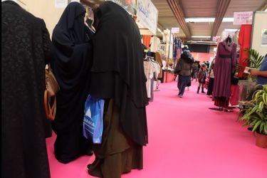 Des femmes entièrement voilées font leur shopping dans le Salon où des stands proposent des niqabs dernière tendance.