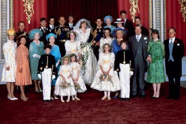 La famille royale d'Angleterre autour de Charles et Diana après le mariage.