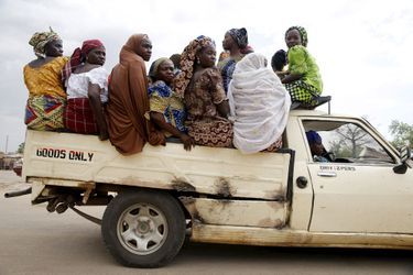 Des femmes tentent de quitter le village de Mararaba, au Nigeria.