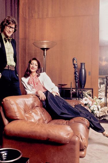 Has been la mini des années 60. Yves Saint-Laurent rallonge les jupes. Marisa Berenson est sa muse, "la it girl des années 70", comme l'appelle le couturier, pose ici chez lui.