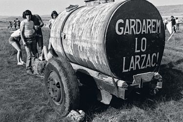 Agriculteurs et militants se donnent la main pour empêcher l'extension du camp militaire du Larzac et l'expropriation des paysans en août 1977