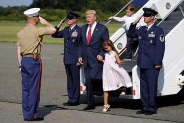 Ses petits enfants : Arabella (6 ans) et Joseph (3 ans), à l’aéroport de Morristown (New Jersey), au pied d’« Air Force One ».