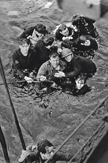 Des membres d’équipage du destroyer « Bourrasque », coulé par l’artillerie allemande, secourus par les Anglais.