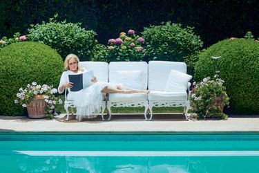 Sylvie révise son texte au bord de sa piscine, à Beverly Hills.
