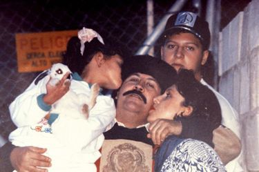 Peu après son évasion de la « Cathédrale », la prison de Medellin, en juillet 1992. Entouré de sa femme et de sa fille, Manuela. Derrière, leur fils, Juan Pablo.
