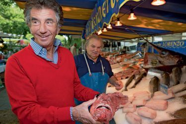 Le dimanche, Jack fait son marché boulevard Richard-Lenoir à Paris et discute recettes avec son poissonnier Lorenzo