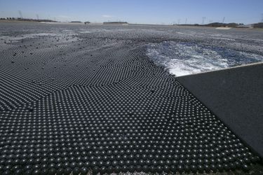 Les boules noires recouvrent 90% de la surface du réservoir.