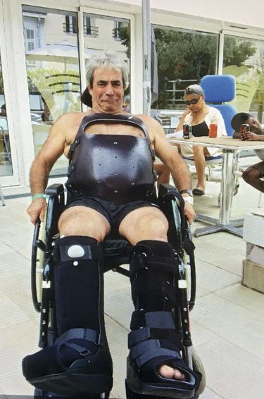 Antoine Silletta au centre de convalescence Atlantis de Nice, en septembre 2016, avec deux bottes de marche et un corset pour soulager sa blessure à une vertèbre. Il achetait des pralines quand le camion lui a roulé dessus
