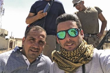 Le 7 juin. Bakhtiyar Haddad (à gauche) avec le photographe de Paris Match Alvaro Canovas, sur le toit d’un Humvee, à l’ouest de Mossoul.