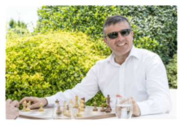 Gilles Betthaeuser en mode détente avant le tournoi professionnels amateurs, où il fera équipe avec Garry Kasparov le 20 juin 2017.