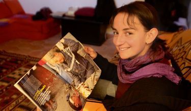 Le sourire de la caporale-chef de la Sécurité civile de Brignoles face à sa photo dans Paris Match : elle n’oubliera pas Islande Baby, l’infirmière de 29 ans haïtienne qu’elle a tirée des décombres après quatre jours.