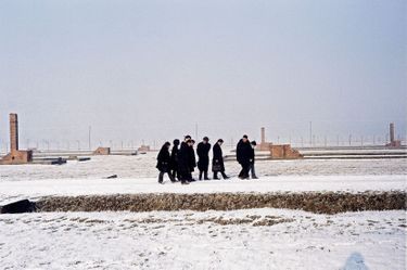 Un cortège recueilli, comme dans un cimetière familial. Simone Veil, ses deux fils, Jean et Pierre-François, ses petits enfants et Alain Genestar, le 22 décembre 2004.