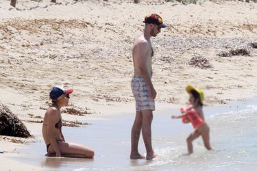 Avant la séparation : Sienna Miller et Tom Sturridge en vacances avec leur fille, en Espagne le 3 juillet dernier.