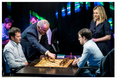 Sous l’œil amusé d’Almira Skripchenko, Garry Kasparov pousse le premier pion d’une partie opposant les deux champions français : Etienne Bacrot (à g.) et Maxime Vachier-Lagrave (à dte).