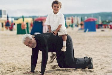 Omar avec son petit-fils Karim, 5 ans, en 2004 sur la plage de Deauville.