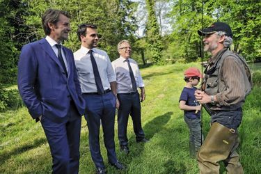 Le 17 mai, près de Verdun, « à la pêche aux voix » à côté du candidat Pierre Régent, dans le domaine de pêche à la mouche de Sommedieue.