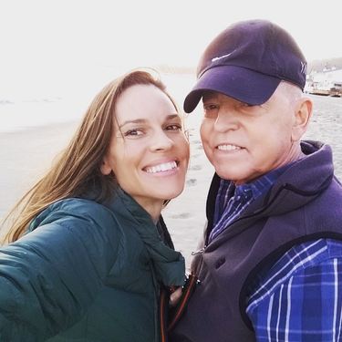 Hilary Swank pose aux côtés de son père sur Instagram