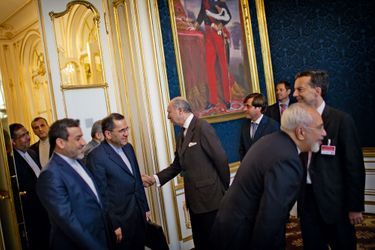 Au Palais Coburg de Vienne, Laurent Fabius reçoit la délégation iranienne avant les discussions, samedi 27 juin.