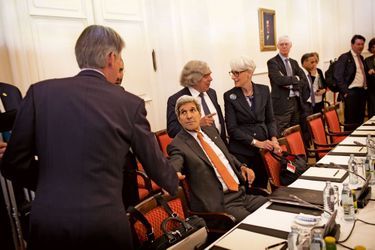 Assis, le secrétaire d’Etat américain John Kerry durant les discussions à Vienne, dimanche 28 juin. Suite aux affaires des écoutes de la NSA, Laurent Fabius a refusé de dîner avec lui.
