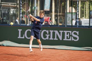 L’espoir français au tournoi Longines Future Tennis Aces, sur le parvis de la Défense. César Bouchelaghem, devant ses adversaires.