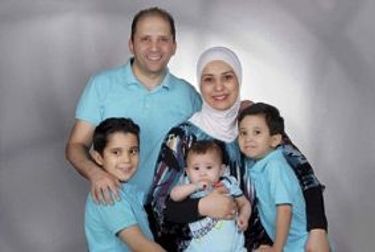 Hasnaa avec son mari et ses trois fils, il y a quatre ans.
