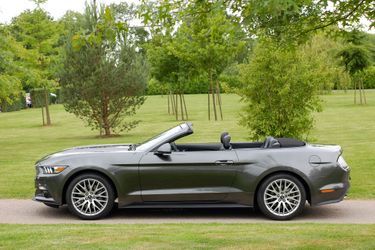 Massive, très agressive, la ligne de la Mustang est une réussite en même temps qu'un hommage au modèle originel.