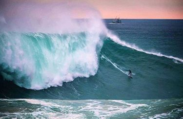 Justine Dupont surfe une vague de 20 mètres à Nazaré, au Portugal.