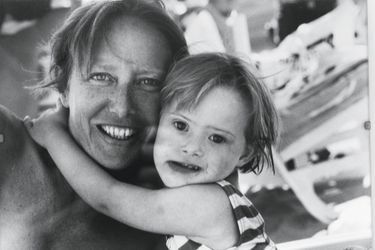 Julia dans les bras de sa mère, en août 2001.