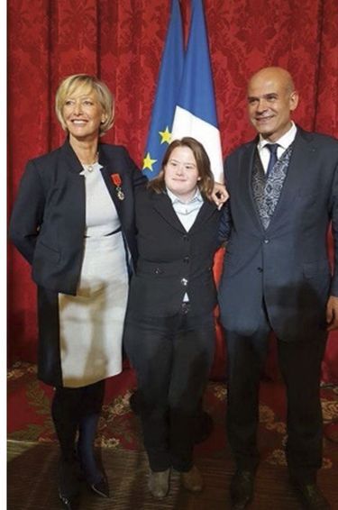 Julia entre son père, Bruno, et sa mère, Sophie, qui vient d’être promue officier de la Légion d’honneur, à l’Elysée, le 8 novembre 2016.