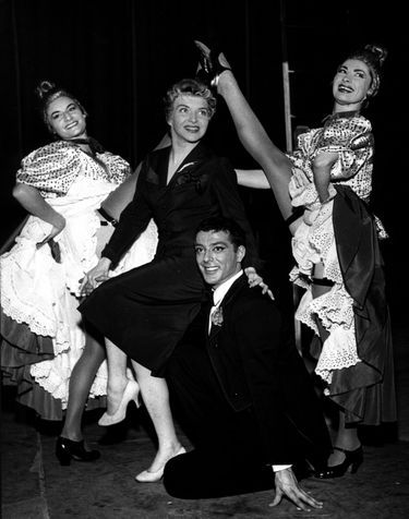1954, Line Renaud (en noir) est à l’affiche du célèbre cabaret.