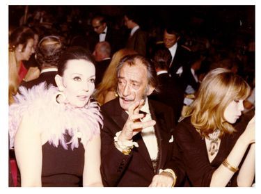 5. 1970, dans la salle, Ludmila Tcherina, Salvador Dali et Amanda Lear.