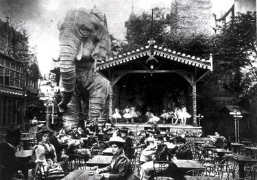 Au début du XXe siècle, derrière la salle de bal, le jardin du Moulin-Rouge où trône un immense éléphant. A l’intérieur, les loges des danseuses et, pour 1 franc, un spectacle de danse du ventre.