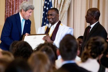 Le secrétaire d'Etat John Kerry qualifie Biram Dah Abeid (au centre) et Brahim Bilal Ramdhane (à droite) de héros pour la lutte contre l'esclavage. Le 30 juin 2016 à Washington.