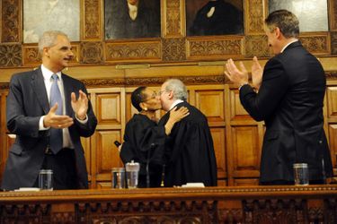 En 2013, entourée du ministre de la Justice, Eric Holder et du gouverneur Robert J. Duffy. Elle est congratulée par le juge Jonathan Lippman.